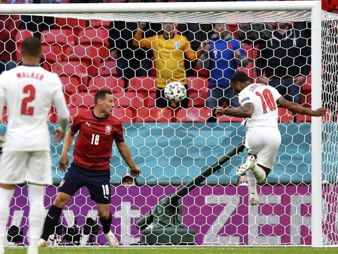 1:0 gegen Tschechien: Sterling köpft England zum ...