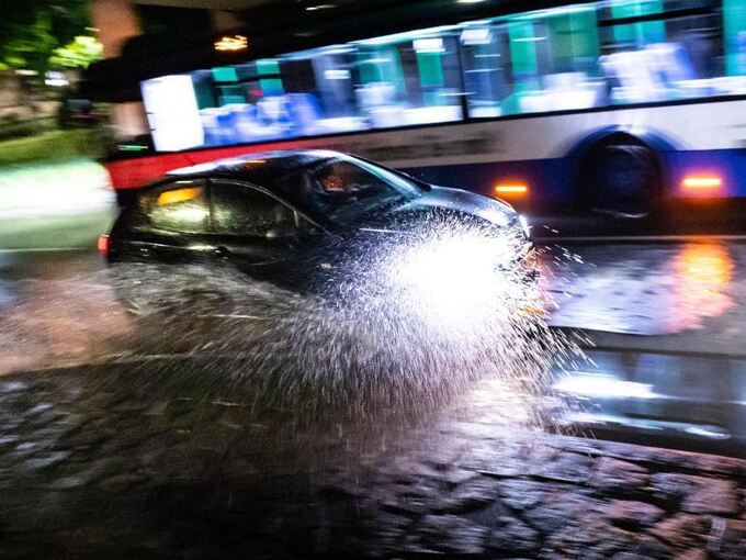 Land unter: Unwetter setzt Straßen und Keller unter Wasser ...