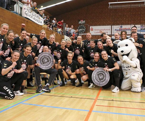 Heim-Finale mit Meisterschale aus Pappe: Die Handballfrauen der SG BBM Bietigheim feiern mit Anhang in der Viadukthalle. Foto: Baumann
