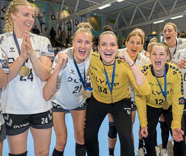 Pure Freude bei der SG BBM Bietigheim: Die Handballfrauen feiern den dritten Titel einer außergewöhnlichen Saison. Foto: Marco Wolf