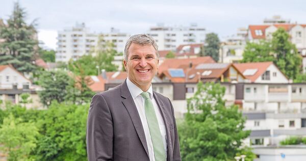 Der alte und neue OB Dirk Schönberger auf der Terrasse des Remsecker Rathauses.