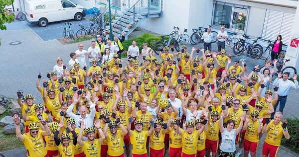 Die Radlerinnen und Radler vor dem Start am Ludwigsburger Klinikum.