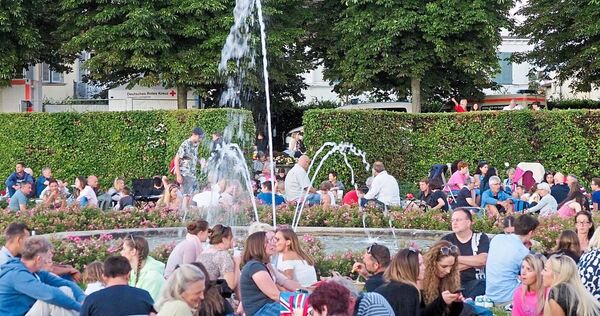 Auf Picknickdecken haben sich die Besucher im Park niedergelassen, um nach Einbruch der Dunkelheit das Feuerwerk zu genießen. Fotos: Holm Wolschendorf