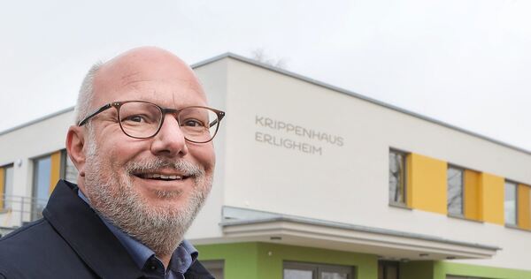 Rainer Schäufele im Winter vor dem neuen Krippenhaus seiner Kommune.