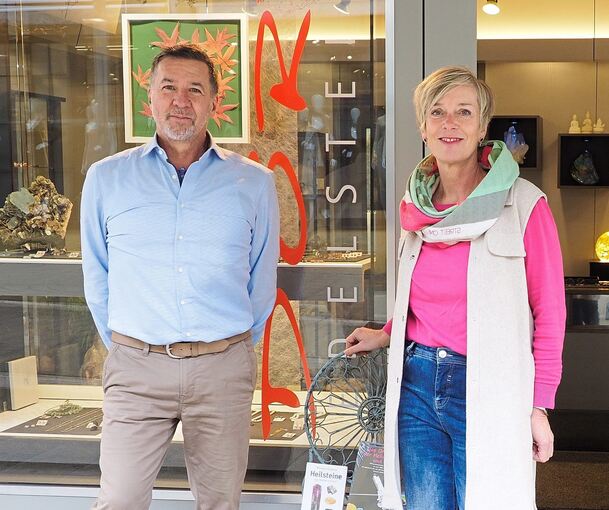 Elke und Martin Dörr vor ihrem Geschäft. Fotos: Holm Wolschendorf