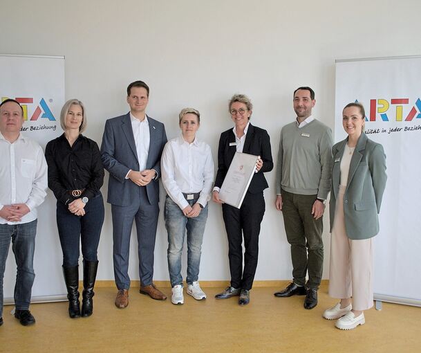 Arta Kraft GmbH-Geschäftsführer Sebastian Kraft und Ausbilderin Nadine Schaffarczyk (Mitte) sind stolz auf die Auszeichnung. Foto: Anna Fritz