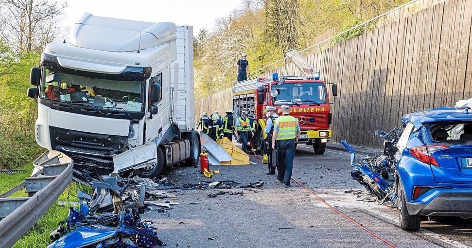 Bei einem Frontalzusammenstoß mit einem Lkw am 13. April 2022 zwischen Poppenweiler und Neckarweihingen ist der Fahrer des Pkw ums Leben gekommen. Foto: KS-Images.de/Karsten Schmalz