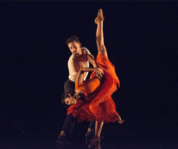 Ausdrucksstarker Auftritt: Die Tänzer der Grupo Corpo bezaubern das Publikum. Foto: Jomar Braganca/p