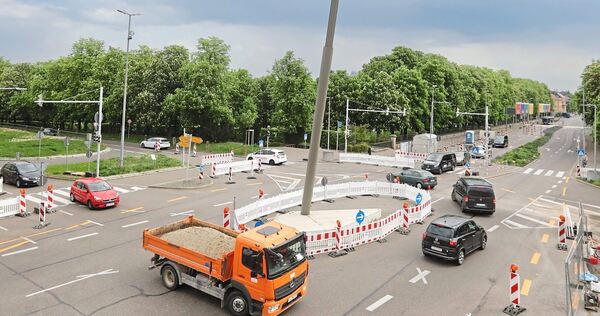Anders als im Sommer 2022 soll der Kreisverkehr jetzt nicht nur mit Baustellenabsperrungen eingerichtet werden. Archivfoto: Ramona Theiss