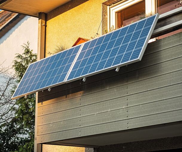 Balkon-Solaranlagen und die Solarpakete der Stadtwerke sind gefragt. Foto: Robert Poorten/Adobe Stock