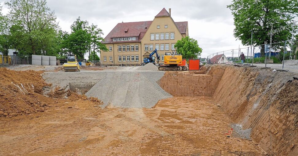 In dieser Baugrube entsteht die neue Primarstufe. Im Hintergrund der Blick auf das alte Schulgebäude. Foto: Holm Wolschendorf