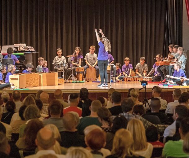 Ein besonderes Musikerlebnis haben Grundschüler dem begeisterten Publikum in der Musikhalle in Ludwigsburg beschert. Foto: Andreas Essig
