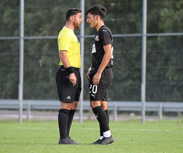 Meinungsverschiedenheit zwischen Schiedsrichter Mikail Sarica und Emir Dogansoy (Neckarrems).Foto: Baumann