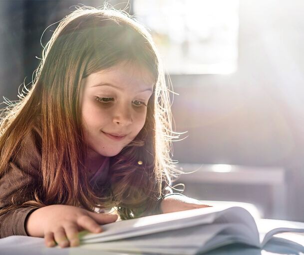Kinder beim Lesen zu unterstützen und ihnen die Freude daran zu vermitteln, ist Aufgabe der Lesepaten. Foto: stock.adobe.com