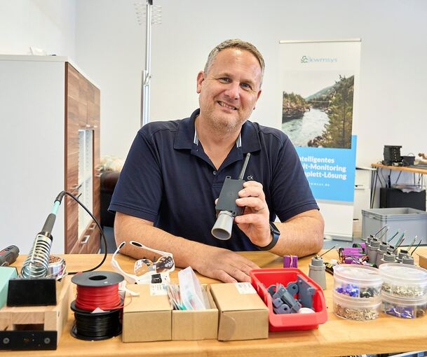 Thomas Kieß, Gründer und Geschäftsführer von KWMSys, zeigt einen Sensor seiner Firma. Foto: Andreas Becker